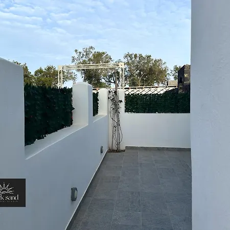 Black Santorini بيريسا